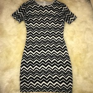 Black & White Zig Zag Short-Sleeve Dress